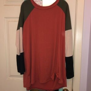 Cute blouse with large striped sleeves